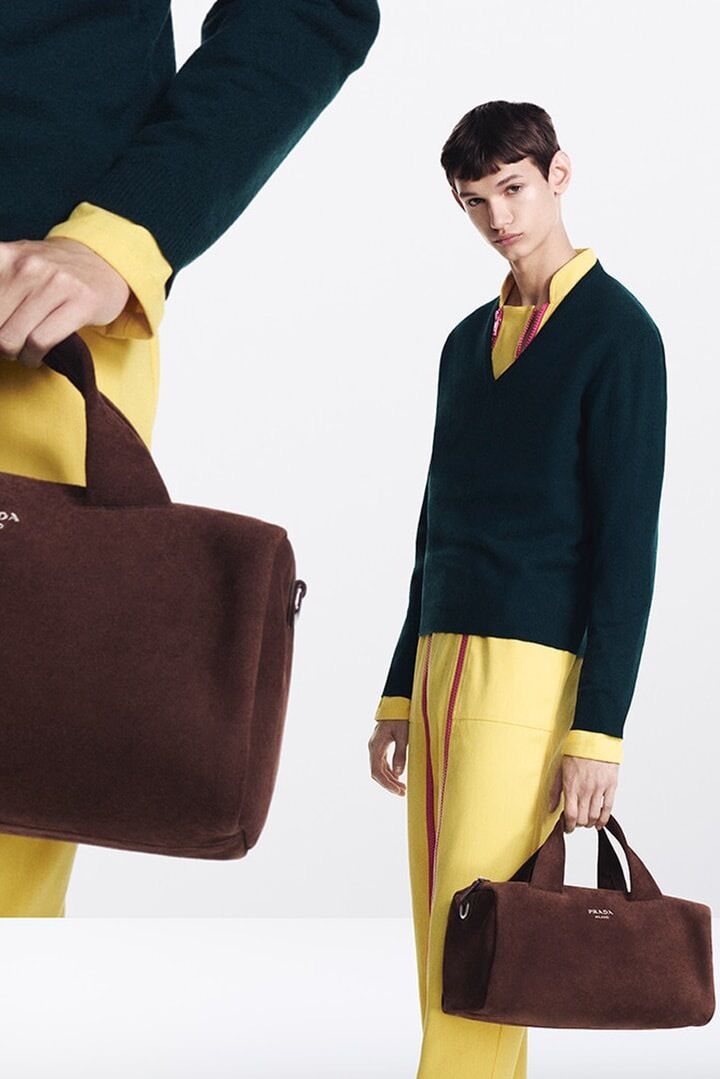 Весна-лето 2025 от Prada: яркие аксессуары и провокационные детали