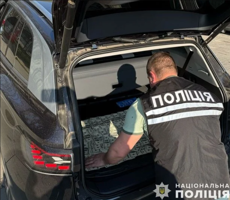 На взятке 20 тысяч долларов задержан начальник таможенного поста Львовской таможни