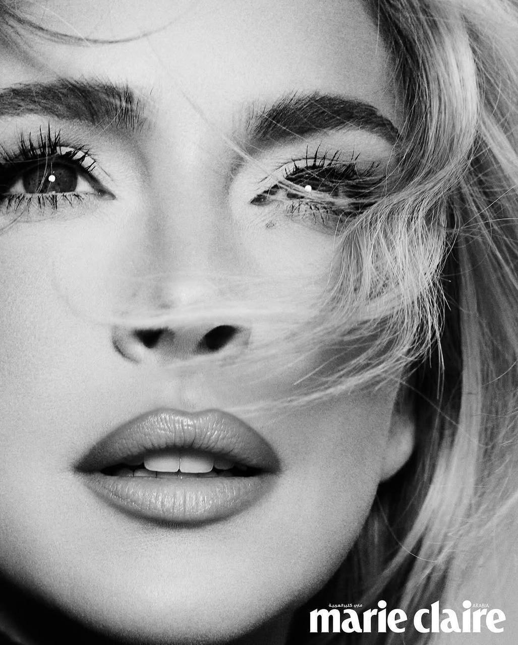 Линдси Лохан снова в центре внимания: актриса украсила обложку Marie Claire Arabia в образе от Balenciaga