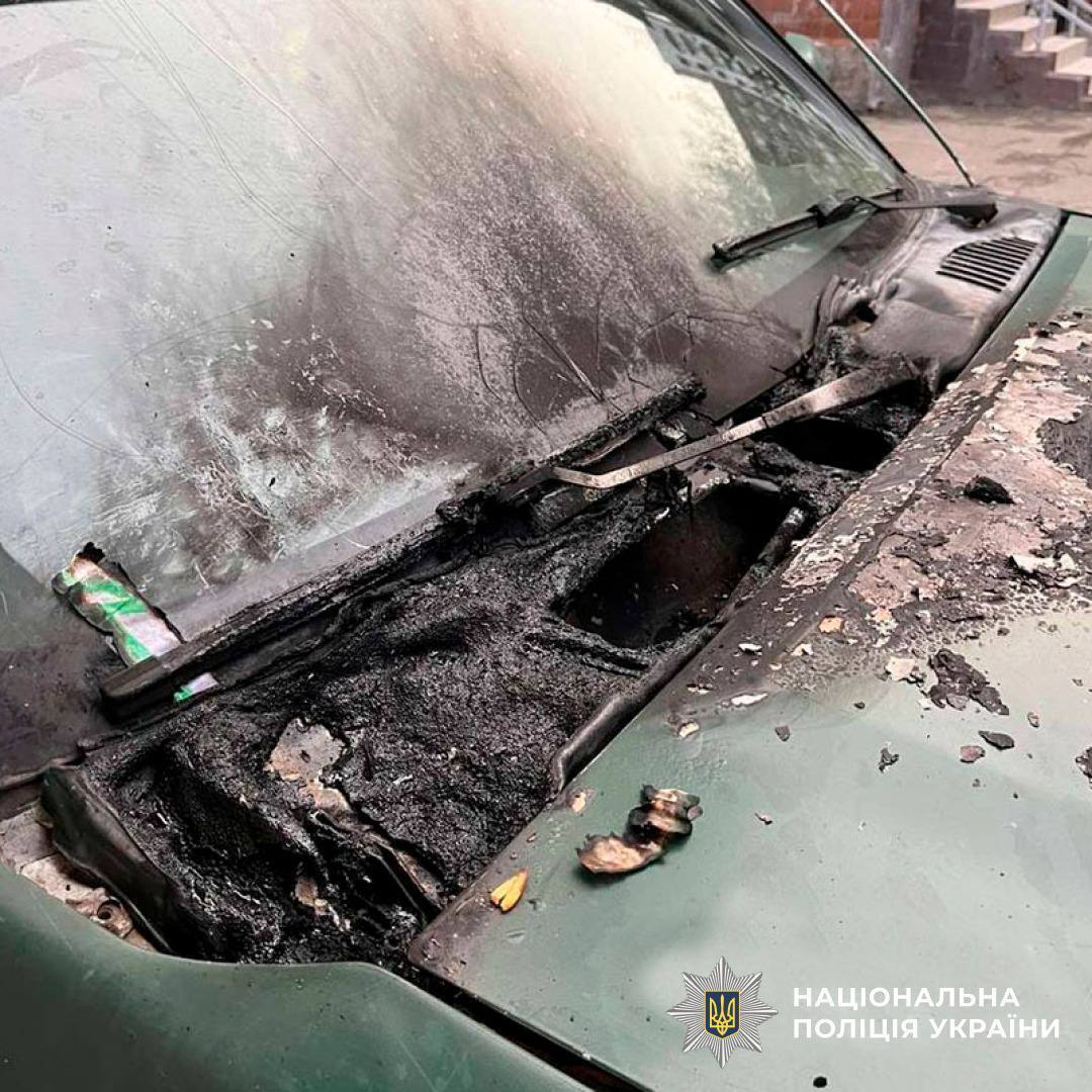 Двое киевлян поджигали авто с символикой ВСУ