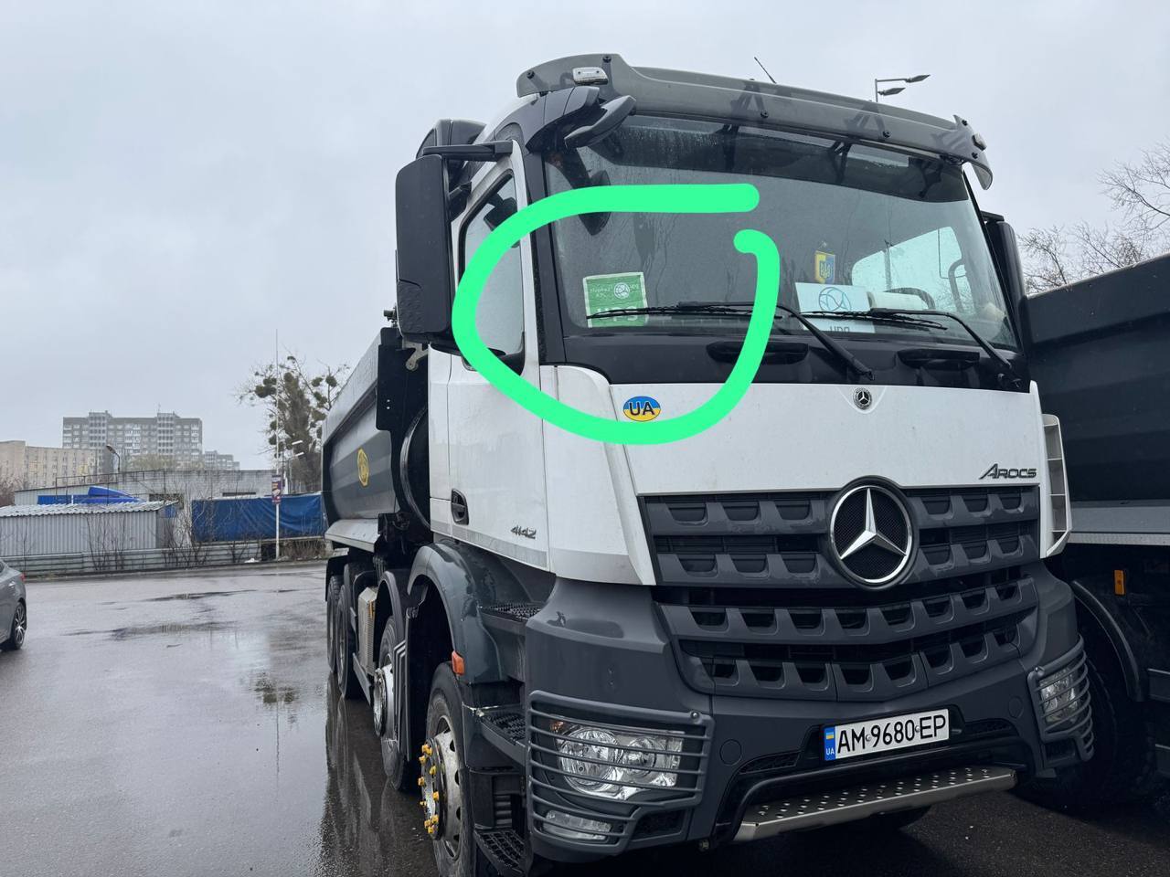 Вплотную к домам: на окружной в Киеве возводят АЗС?