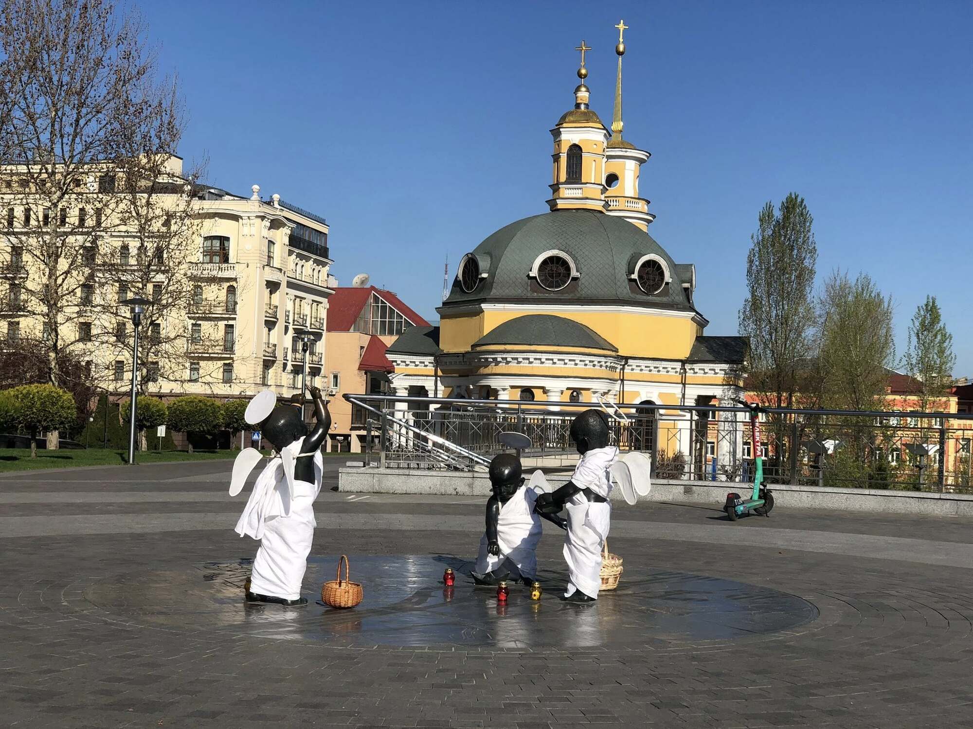 Великоднє перевтілення засновників Києва на Поштовій площі