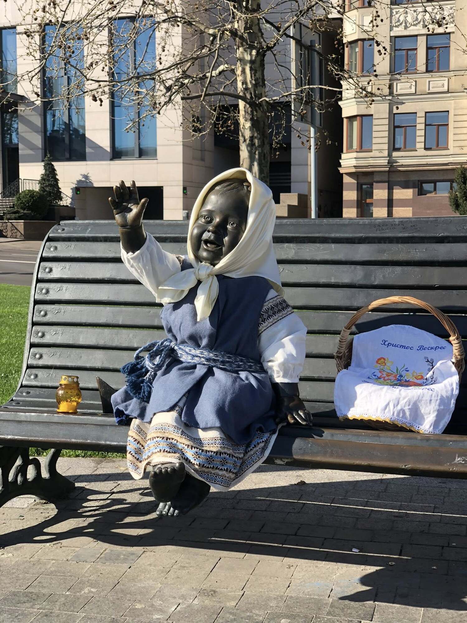 Великоднє перевтілення засновників Києва на Поштовій площі