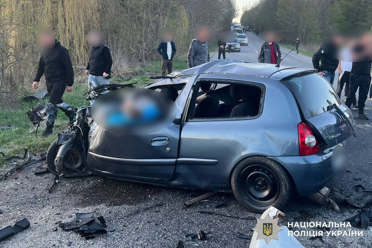 На Вінниччині зіткнулись легковик і маршрутка: троє загиблих, восьмеро травмованих
