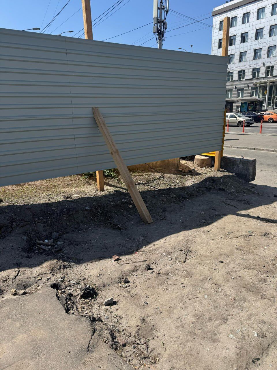 Паркинг вместо храма? В Киеве на землях, переданных церкви, действует ''служебная'' парковка (фото)