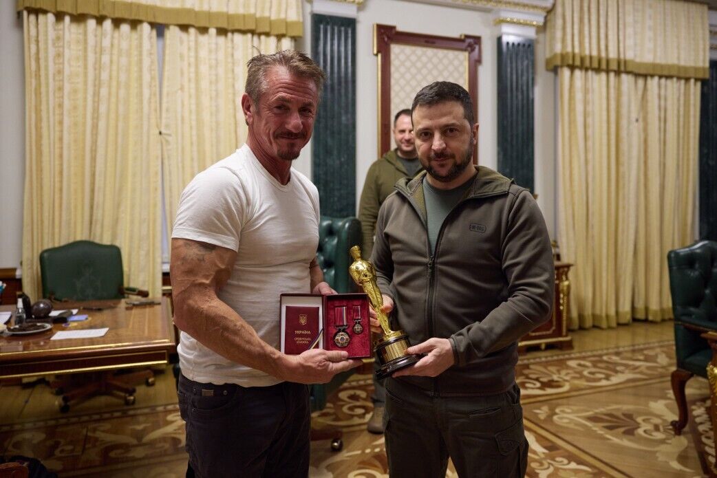 Американский актер Шон Пенн приехал в Украину и встретился с военными