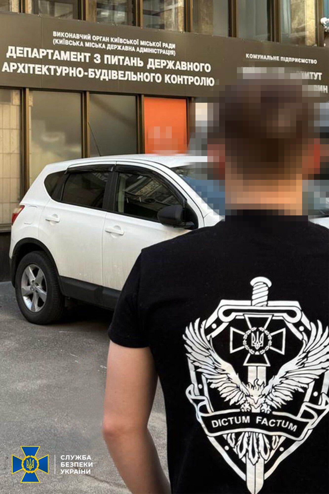 Вимагав 15 тисяч за дитячий спортмайданчик