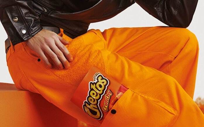 Pringles презентовал чипсы с нотками пива, а Cheetos выпустили штаны, чтобы вытирать об них руки
