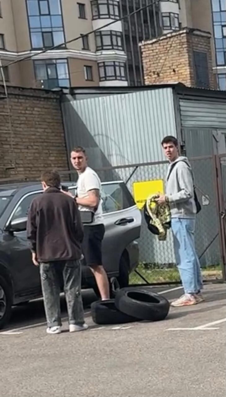 Некоторых удалось застать на парковке