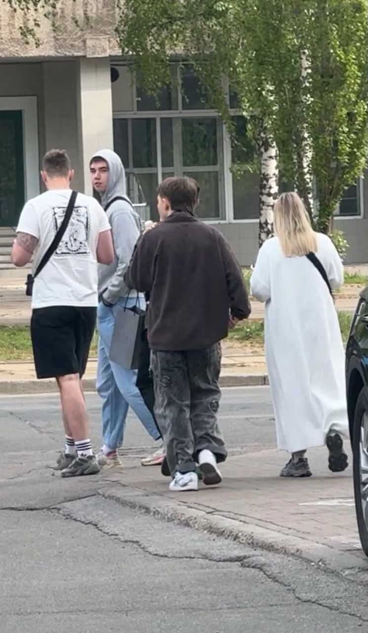 Люди из офиса при виде журналистов начали бежать