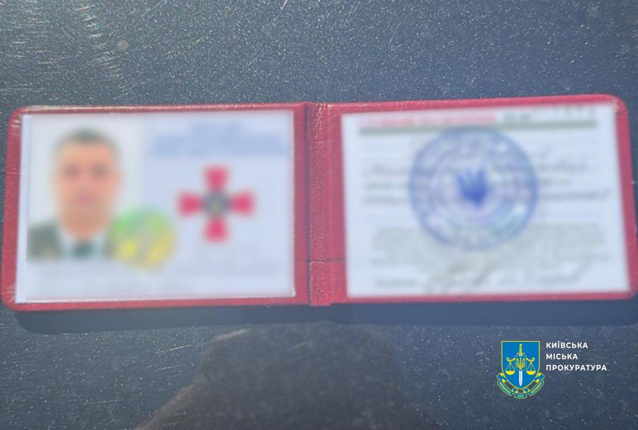У Києві затримали шахрая, який продавав фейкові посвідчення ГУР за 5000$