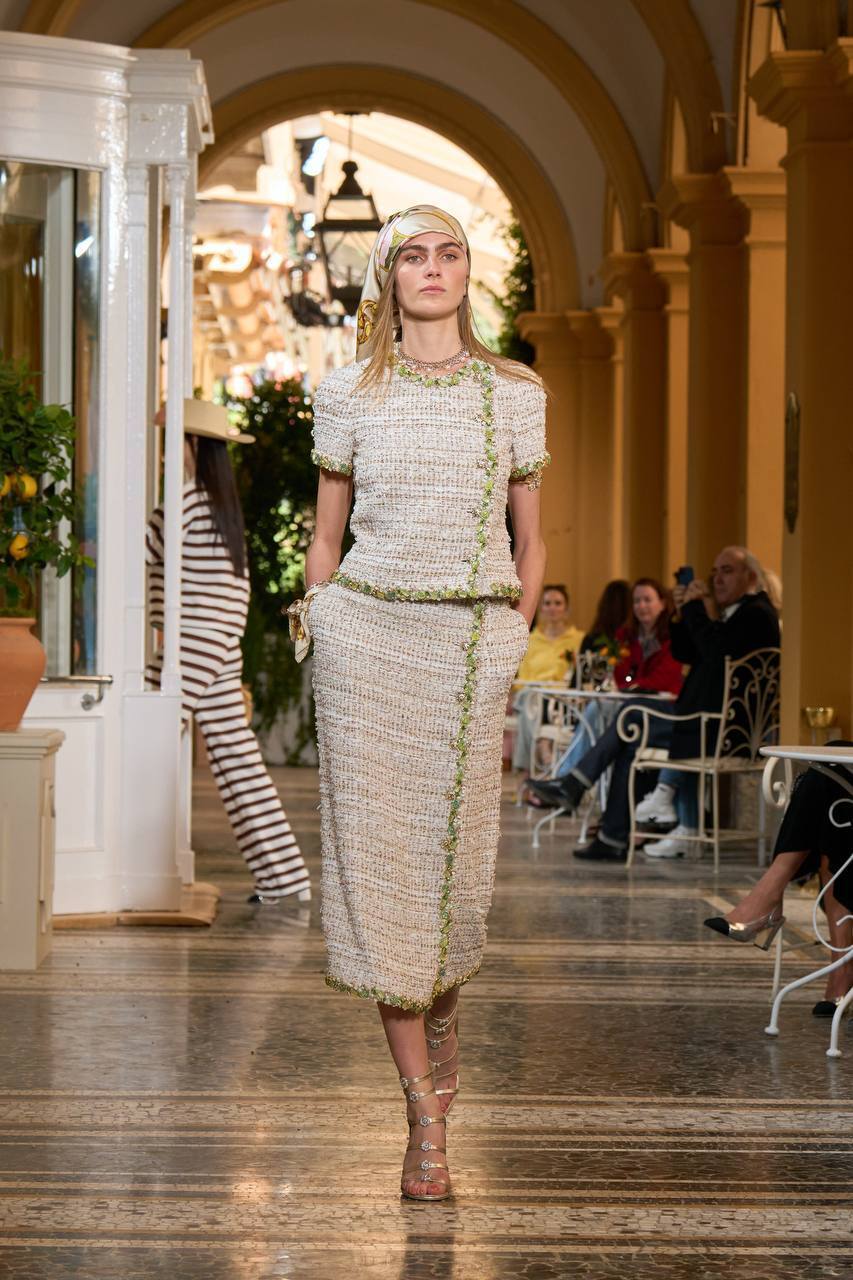 Рукава-фонарики, сумки-пельмени и джелато: Chanel показали круизную коллекцию на вилле XVI века на озере Комо