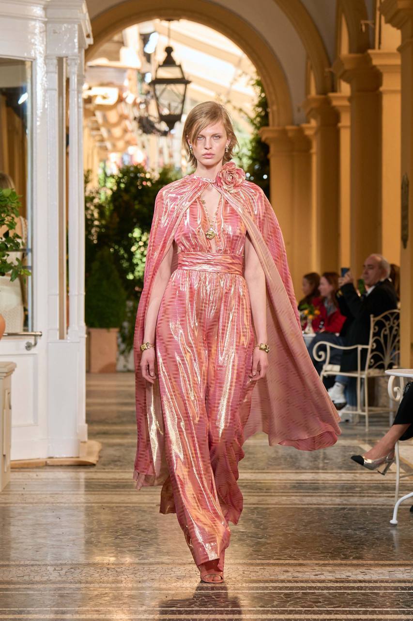 Рукава-фонарики, сумки-пельмени и джелато: Chanel показали круизную коллекцию на вилле XVI века на озере Комо