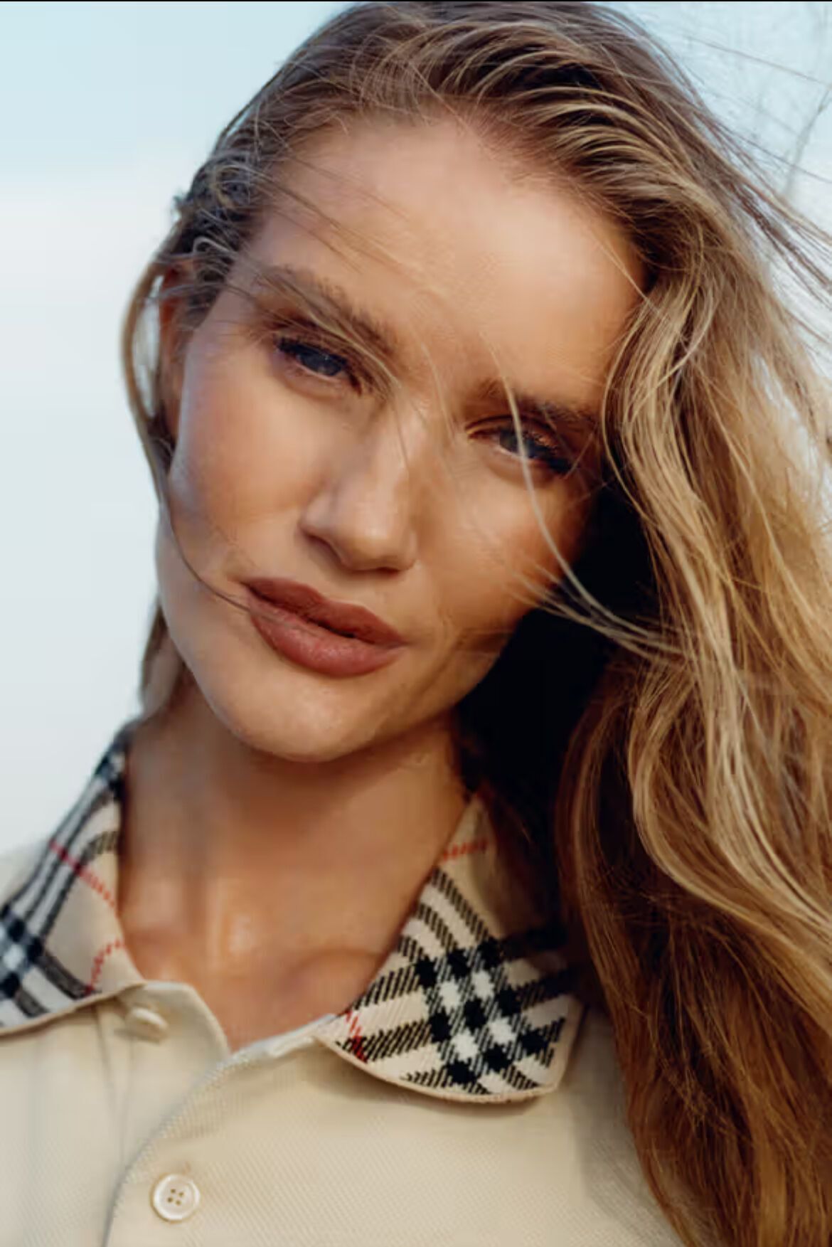 Рози Хантингтон-Уайтли в новой кампании Burberry - Лето 2025