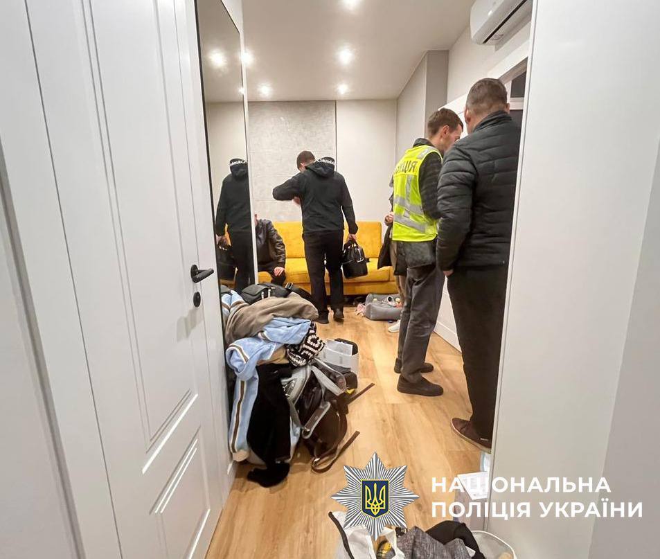В центре столицы задержана группа блоггеров за публичное хулиганство и демонстрацию оружия
