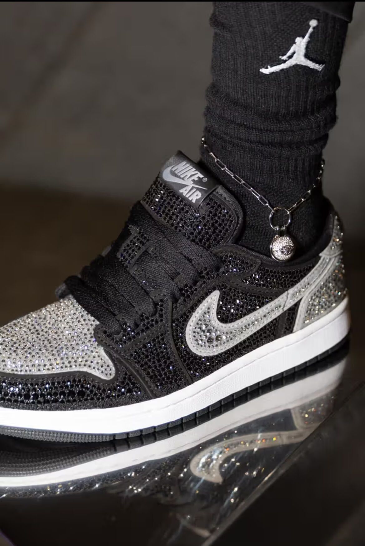 Jordan Brand и Swarovski представили роскошные кроссовки, украшенные 115 тысячами кристаллов.