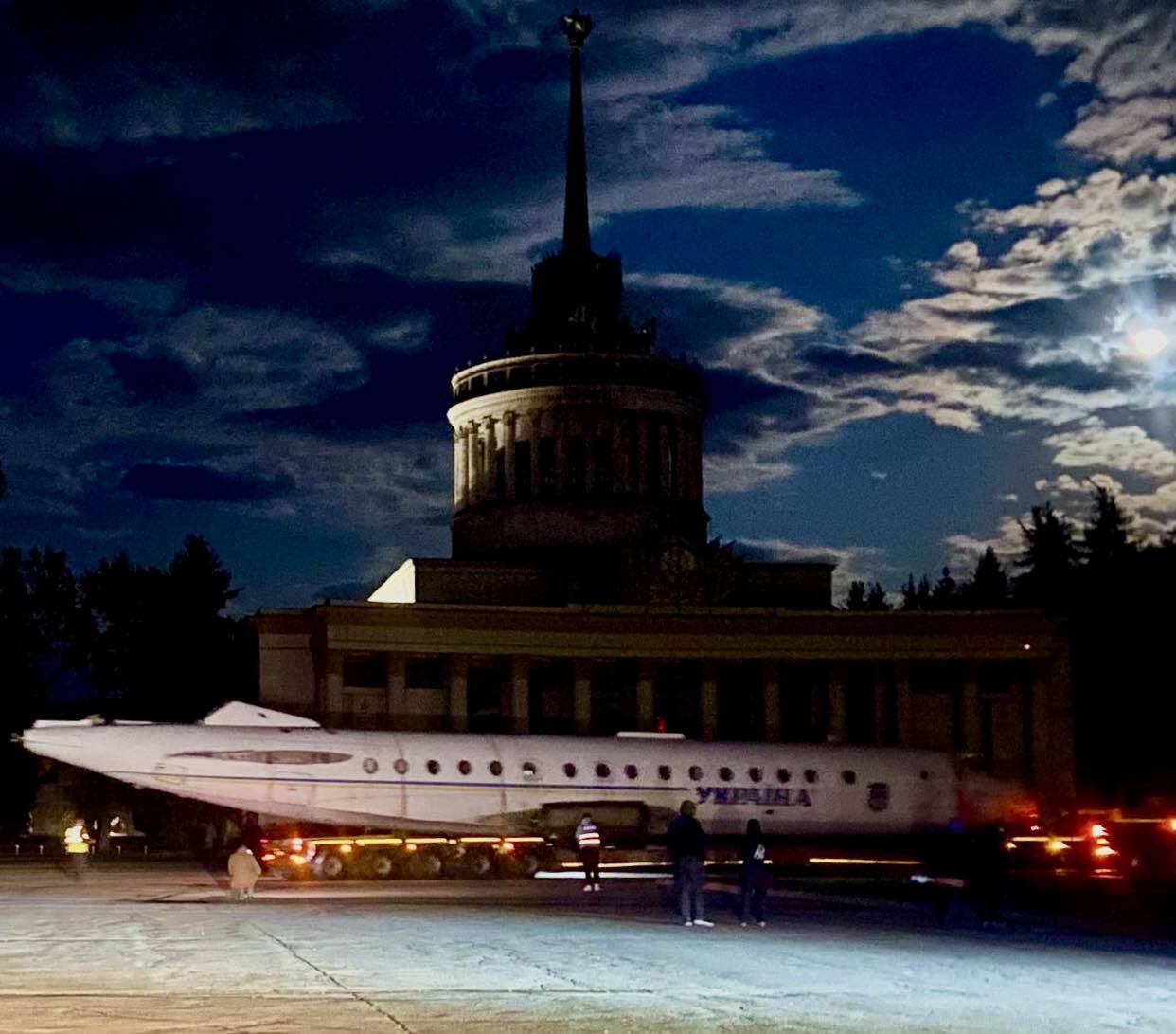Ту-134А-3 ''Україна'' перевезли із музею на фестиваль кар’єри у Києві