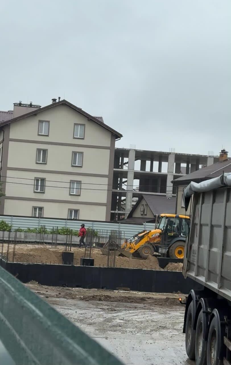 Несмотря на уголовное производство: UPG продолжает строить АЗС под окнами домов на Окружной в Киеве