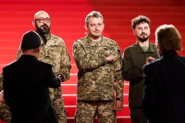 Певец Боно представил документальный фильм на Каннском кинофестивале вместе с украинскими военными.