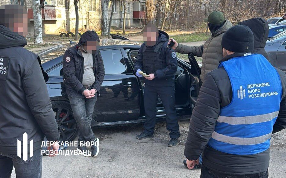 Фото момента задержания фигуранта дела — наличные изъяли как доказательство