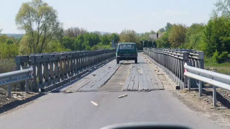 Тимчасова переправа має ліміт: повноцінний Глиницький міст на Буковині досі не відновлено