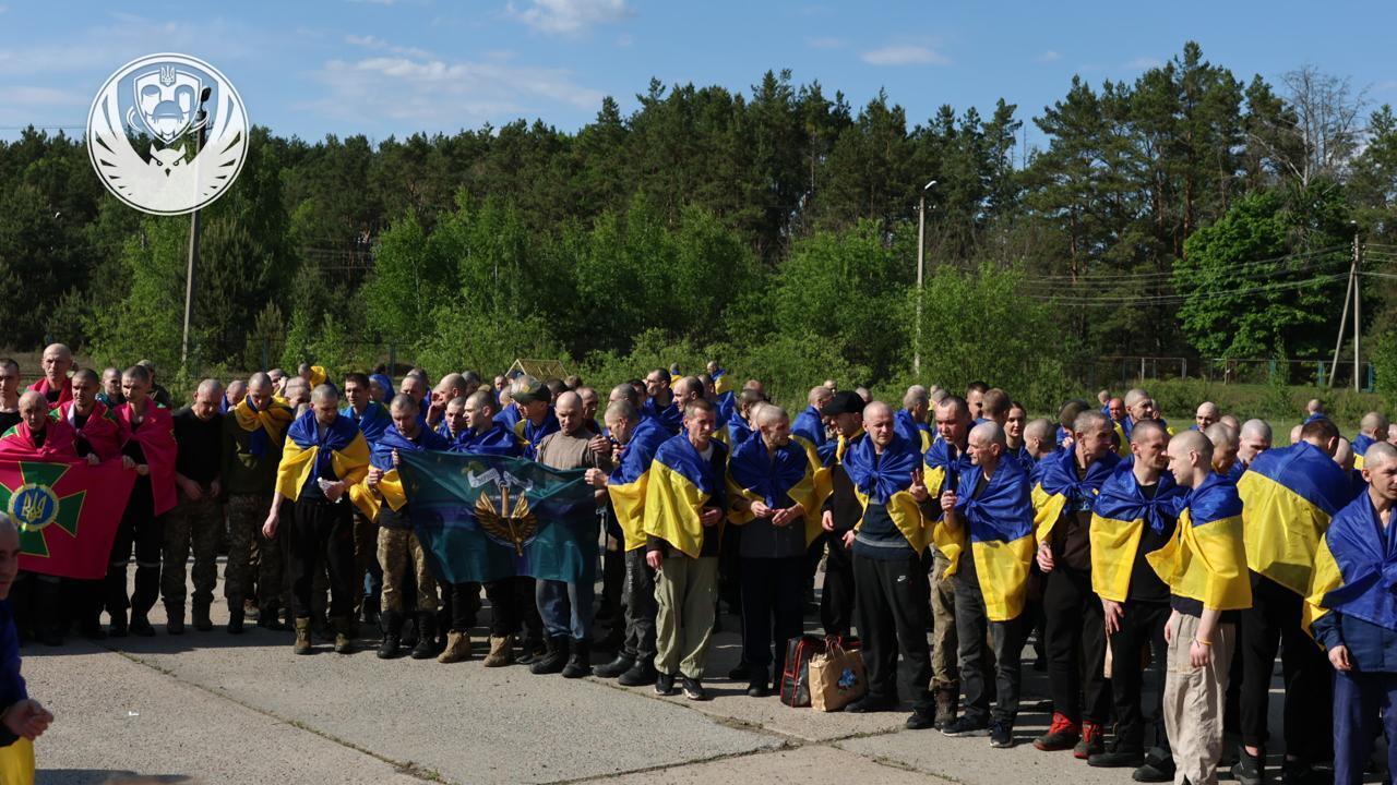 Первая группа освобожденных украинцев вернулась из плена