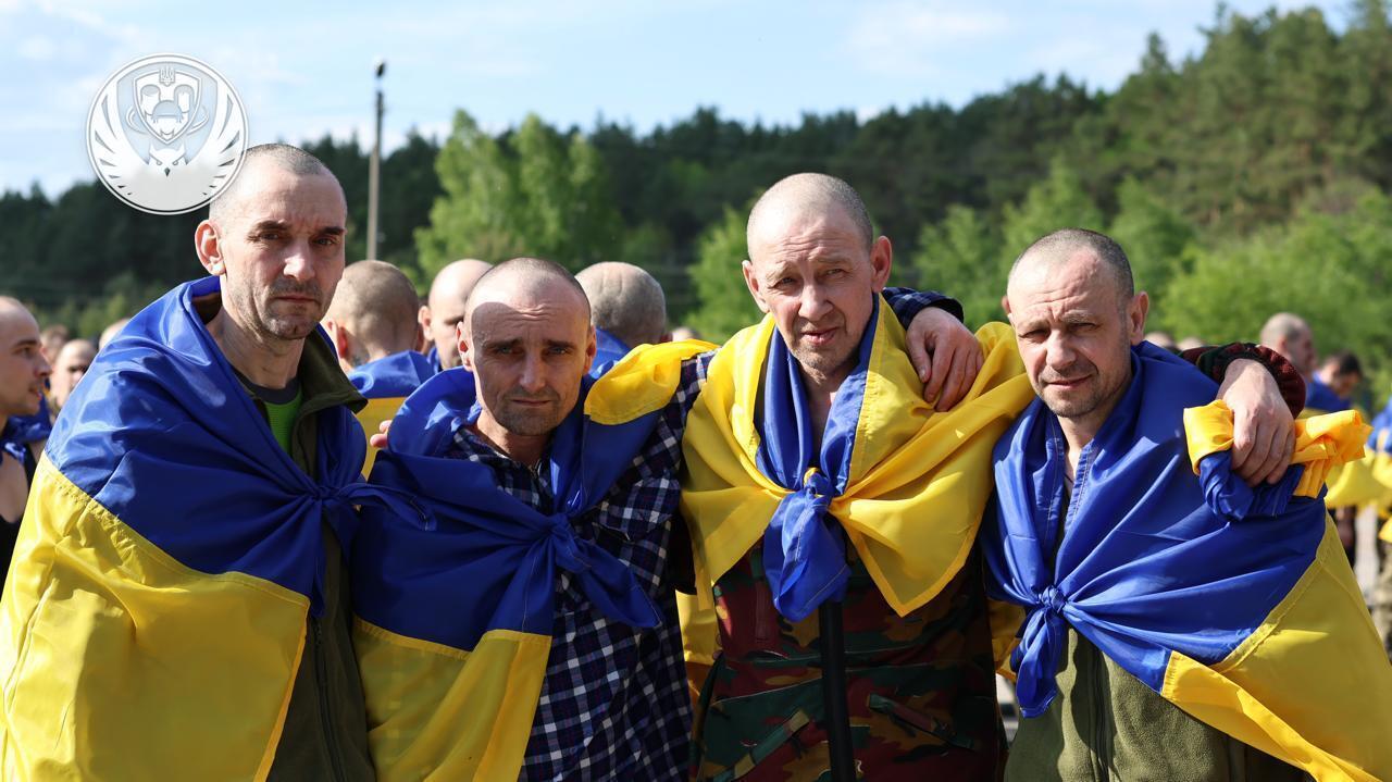 Первая группа освобожденных украинцев вернулась из плена