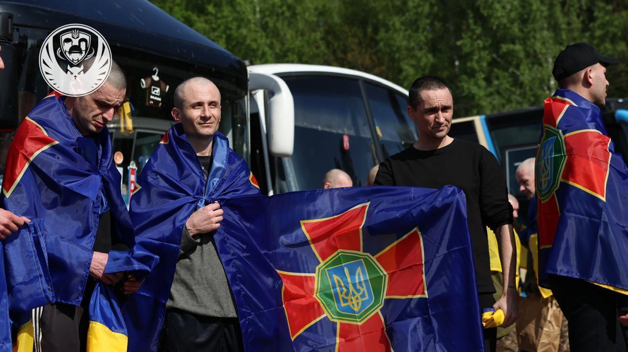Первая группа освобожденных украинцев вернулась из плена