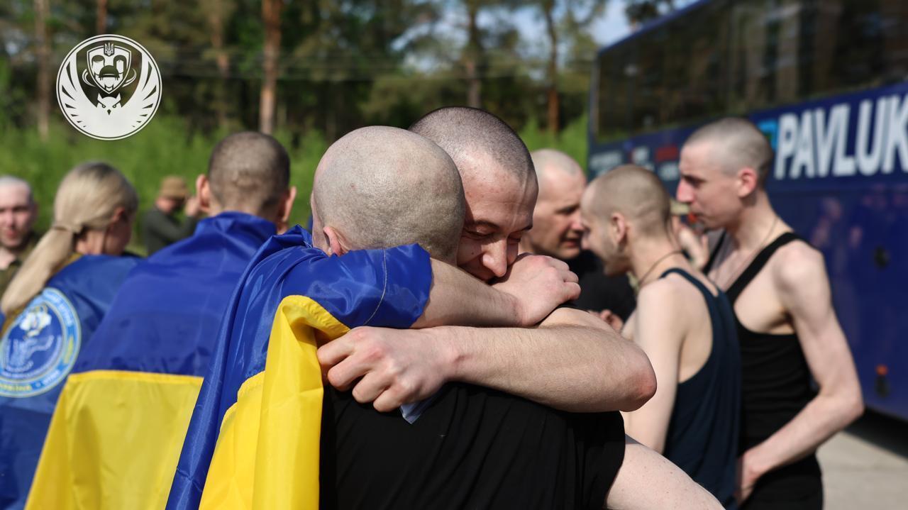 Первая группа освобожденных украинцев вернулась из плена