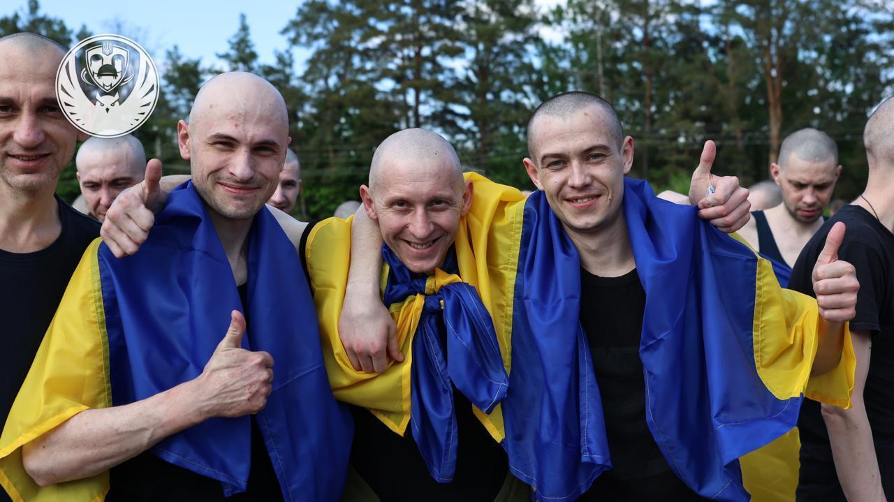 Первая группа освобожденных украинцев вернулась из плена