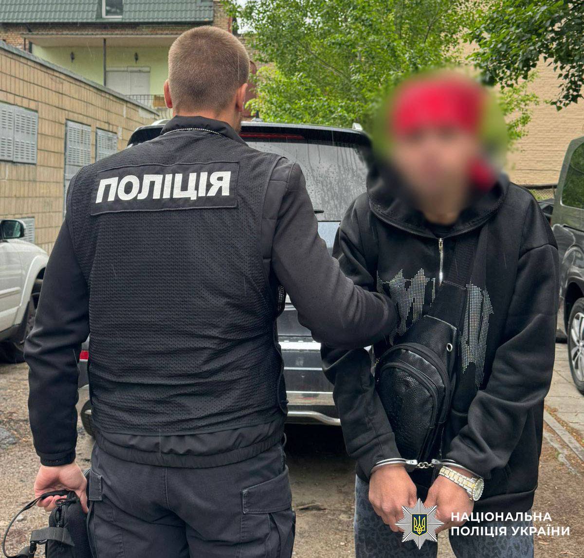 Закладки в центрі Києва: столична поліція затримала наркозбувача з сотнями доз