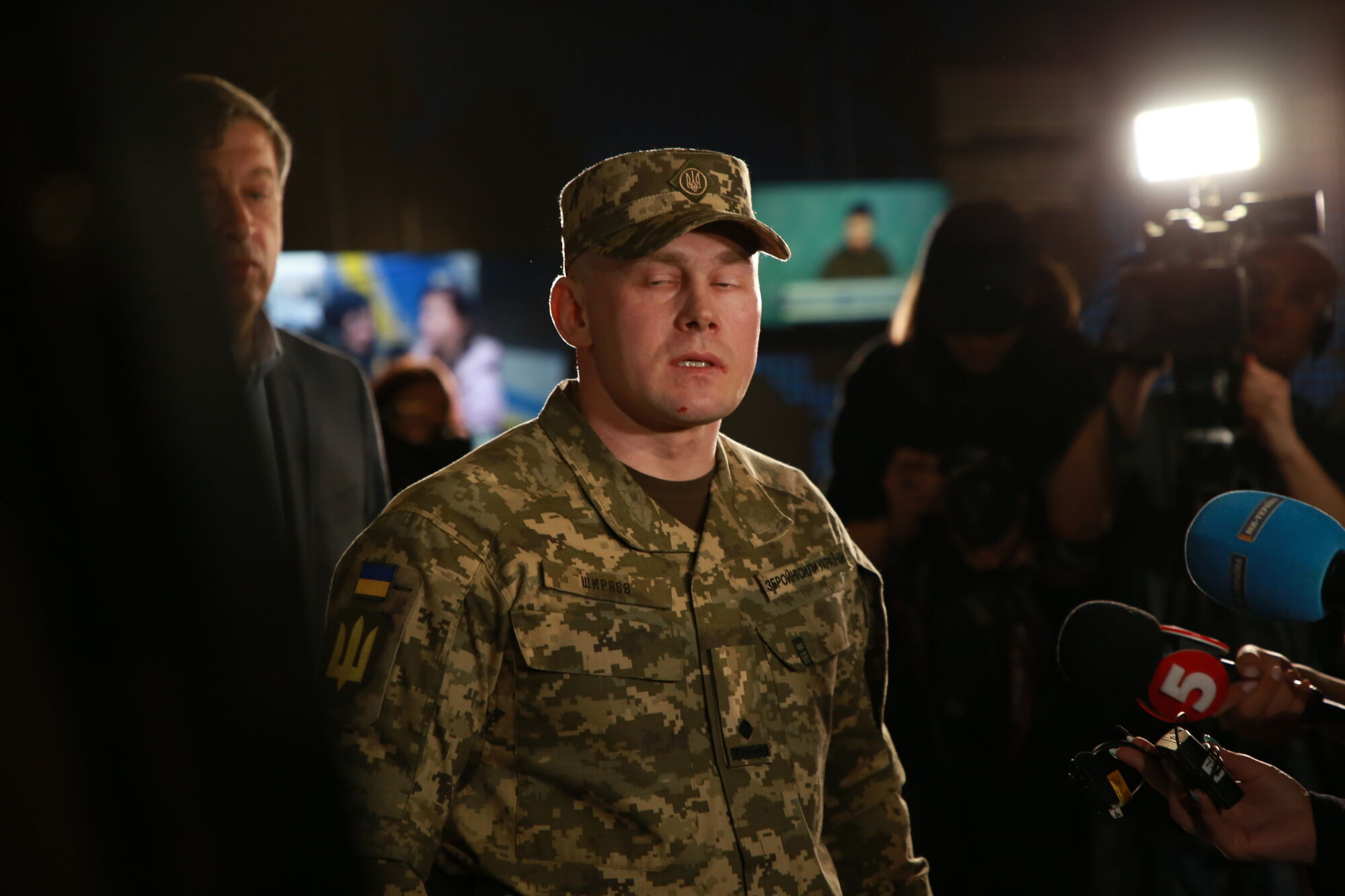 Вражеские шевроны и обломки дронов: командир 225 ОШП Олег Ширяев передал трофеи музею войны (фото, видео)