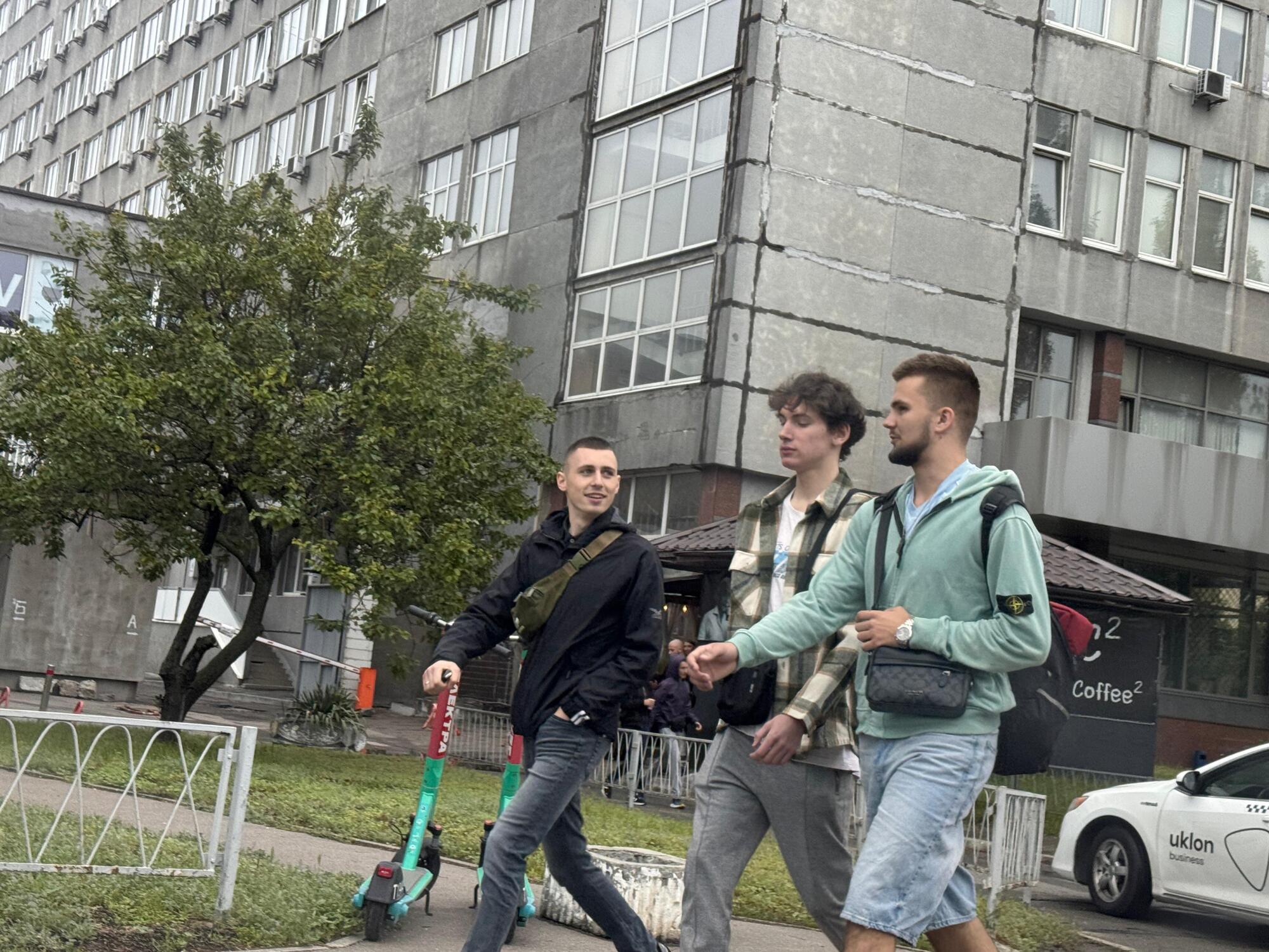 Увидев журналистов, ''офисники'' разбежались