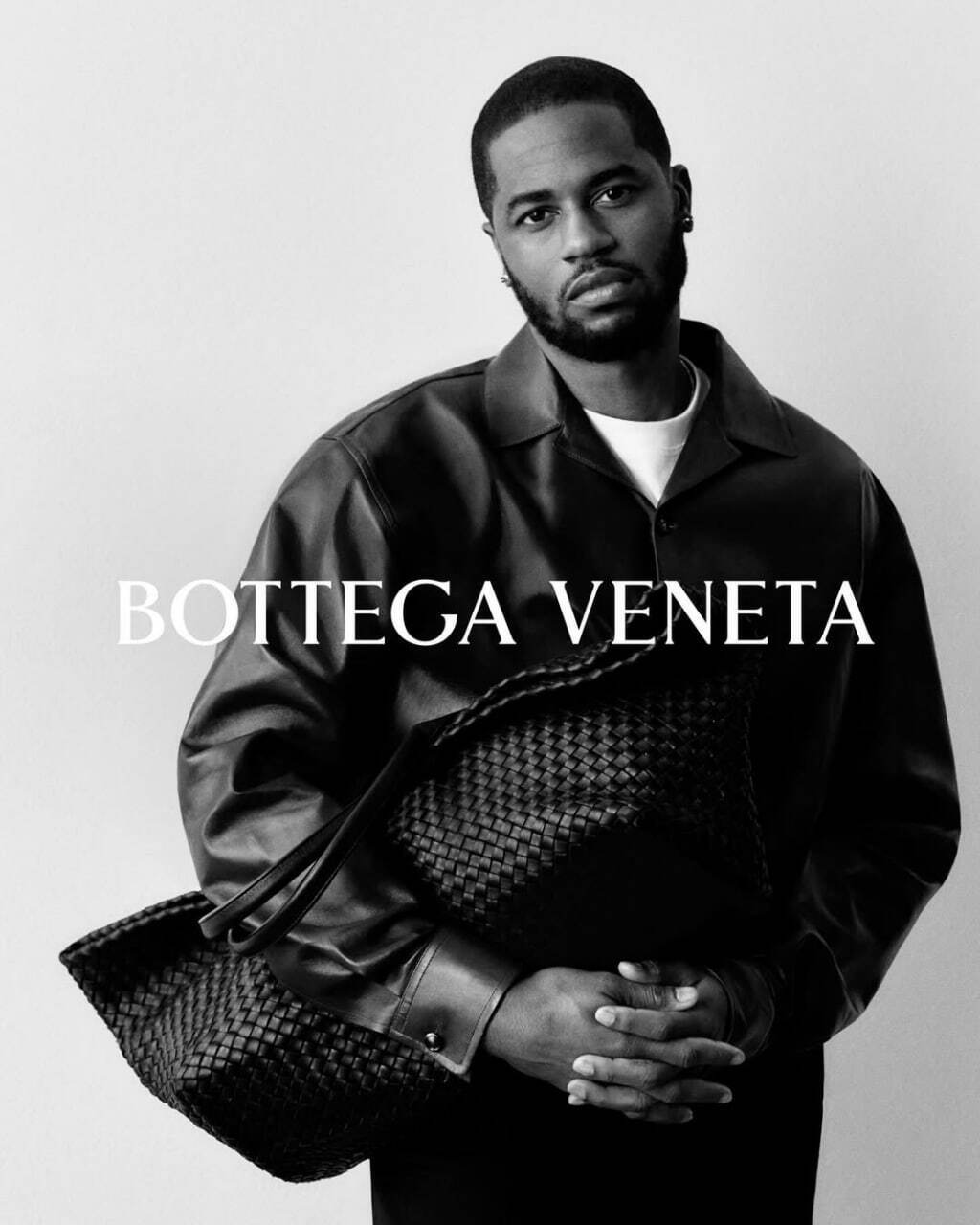 Модный дом Bottega Veneta отметила 50 лет, объединив искусство, кино и музыку.