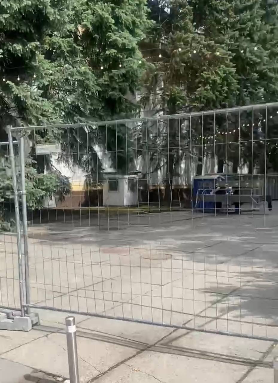 Укрытие за забором: на ВДНХ через фестиваль перекрыли путь в хранилище, люди не знают, куда бежать