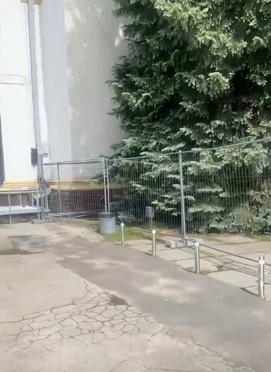 Укрытие за забором: на ВДНХ через фестиваль перекрыли путь в хранилище, люди не знают, куда бежать
