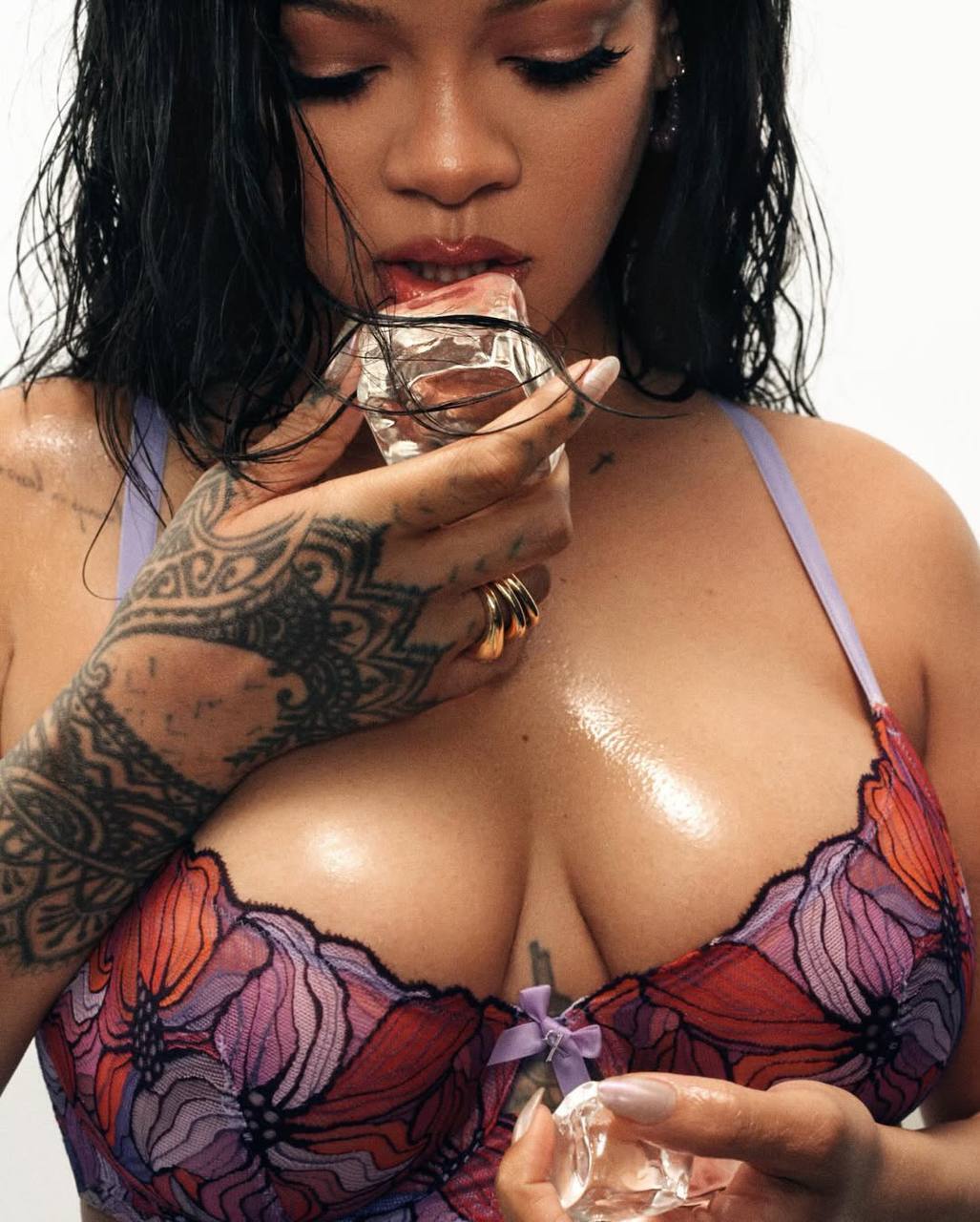 Рианна в цветочном белье Savage x Fenty показала новую коллекцию и скрыла беременный живот