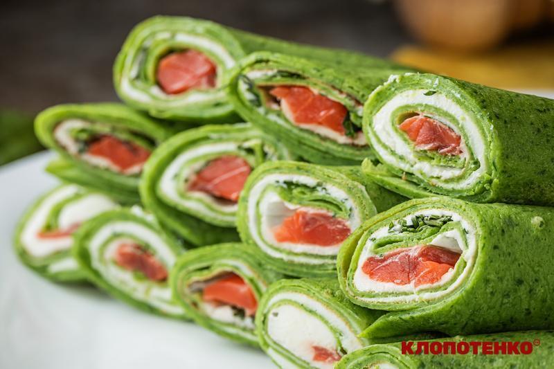 Блинчики со шпинатом и красной рыбой