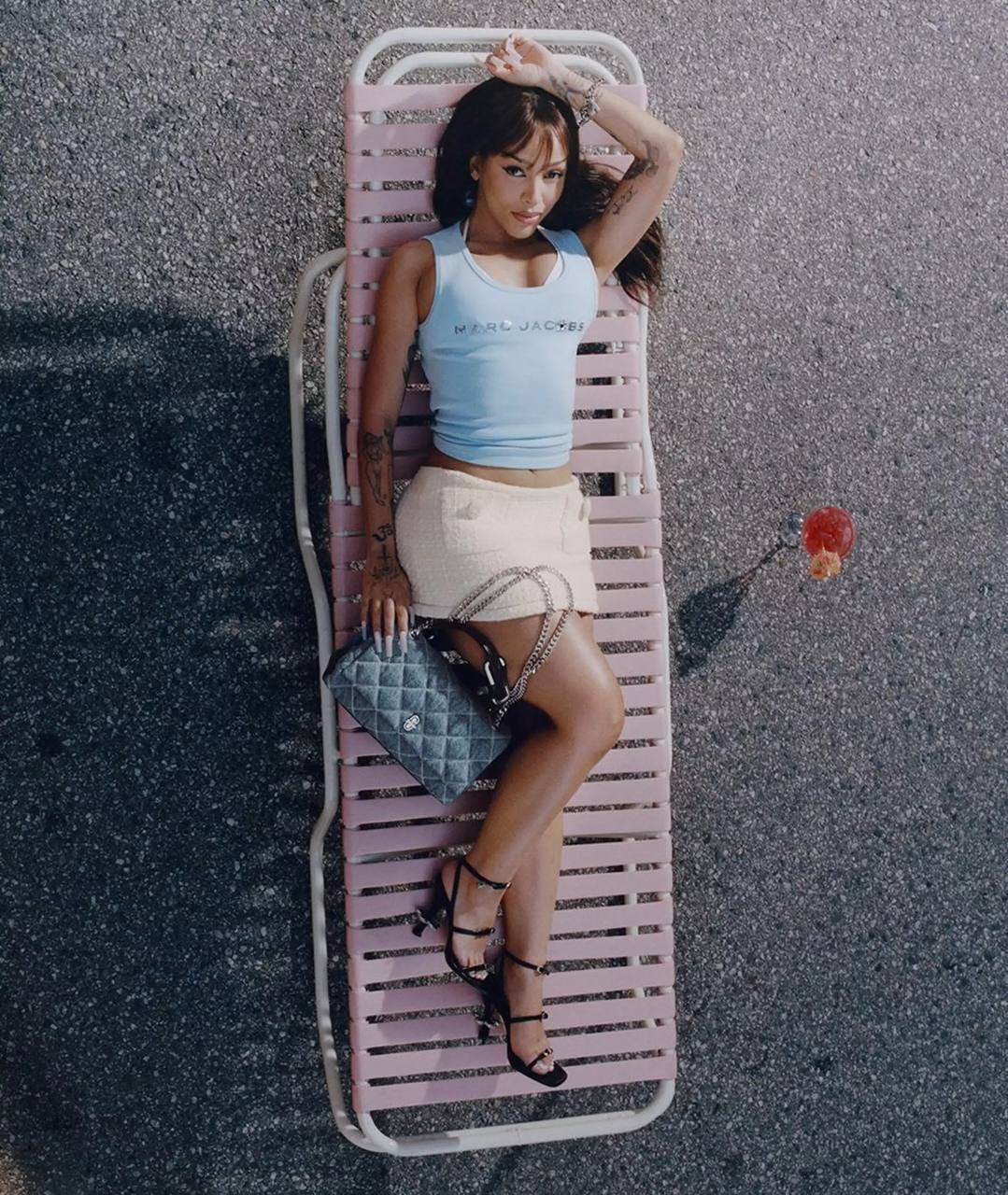 Doja Cat стала лицом летней кампании сумок Marc Jacobs