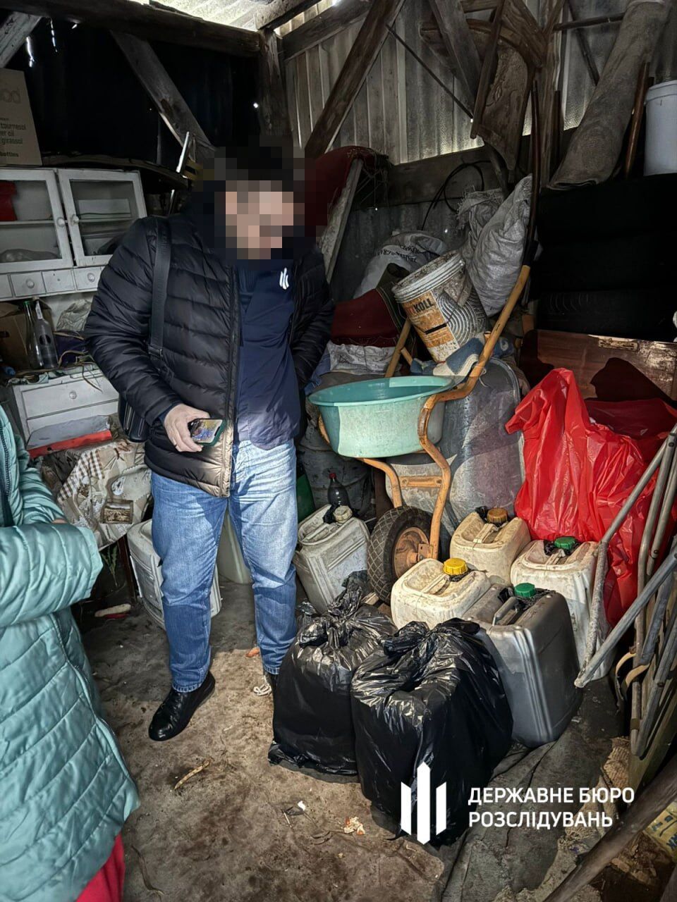 Военное топливо — к продаже: ДБР разоблачило схему кражи 20 тонн ежемесячно со склада на Львовщине