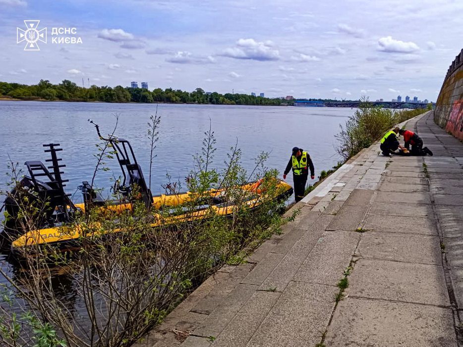 Женщина упала с Пешеходного моста в Днепр