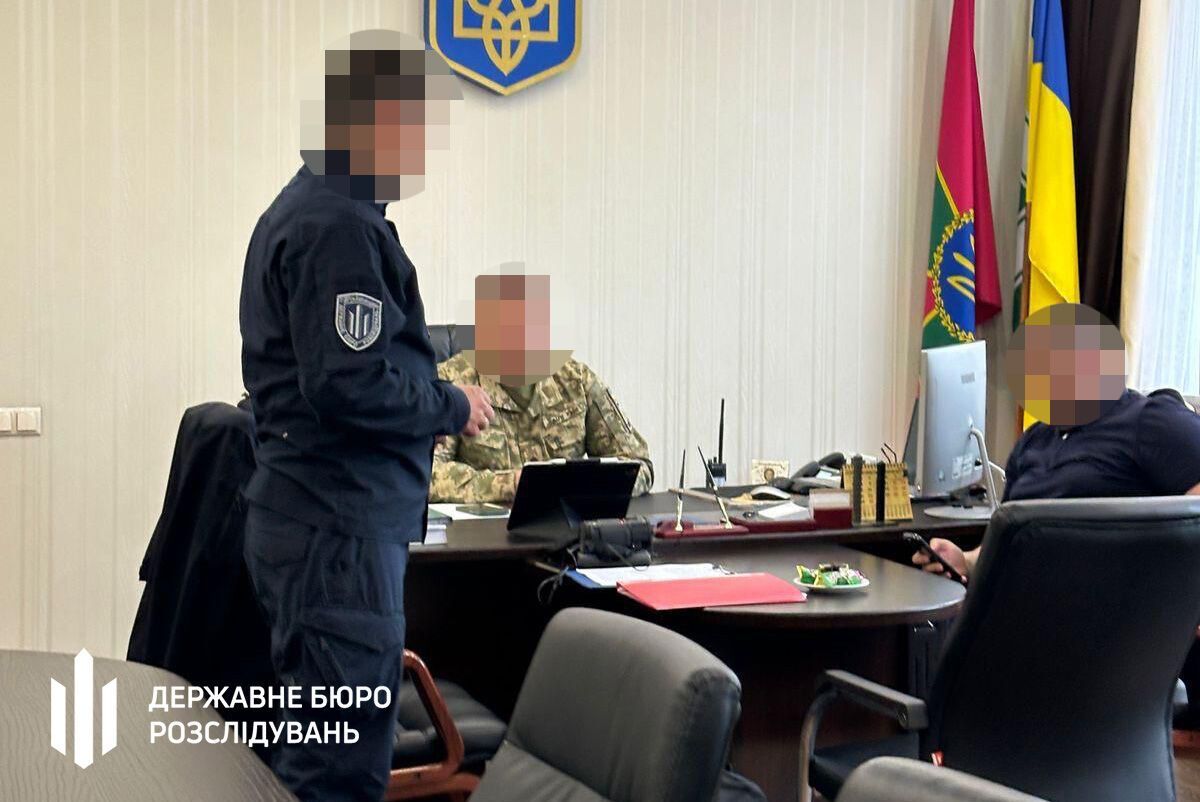Вынуждал подчиненных строить частный дом