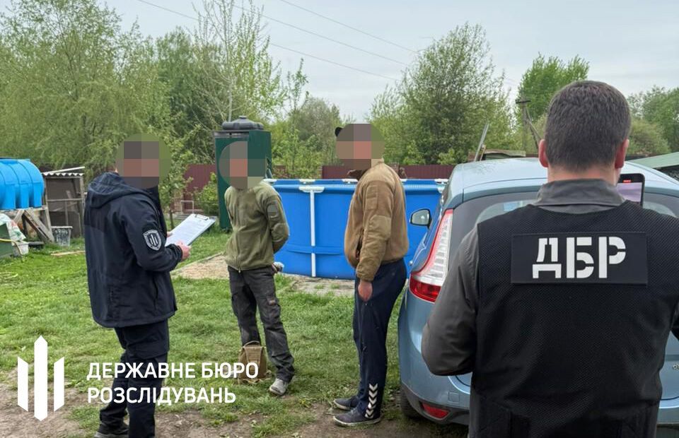 Вынуждал подчиненных строить частный дом