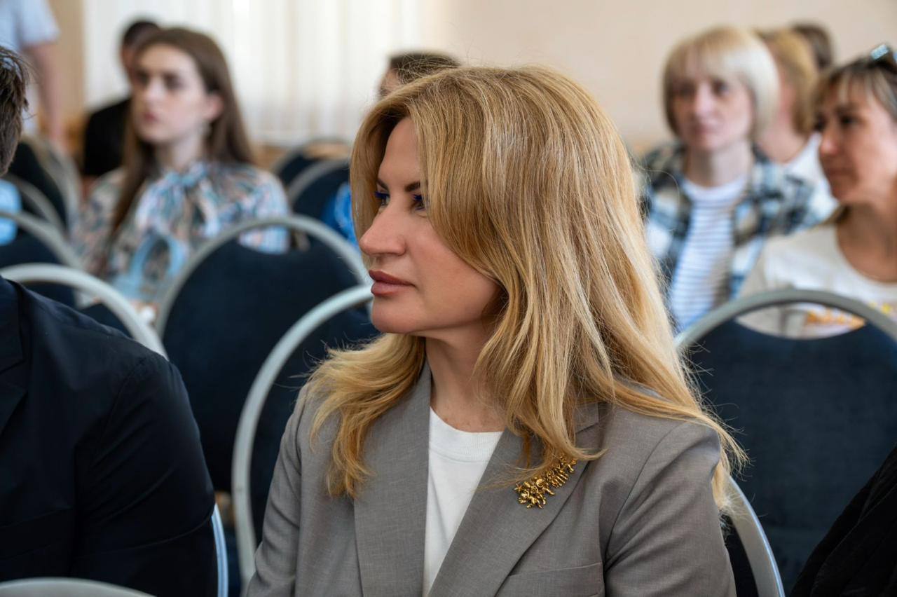 Ксения Литвинова сидит