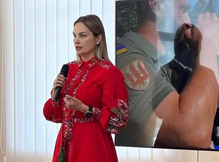 Юлия Павлюк в красном платье