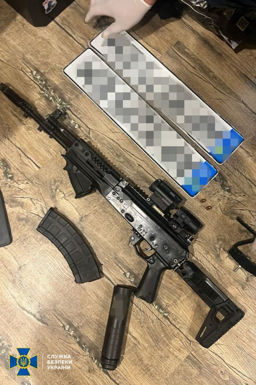 ГБР и полиция задержали шестерых за нелегальную торговлю оружием