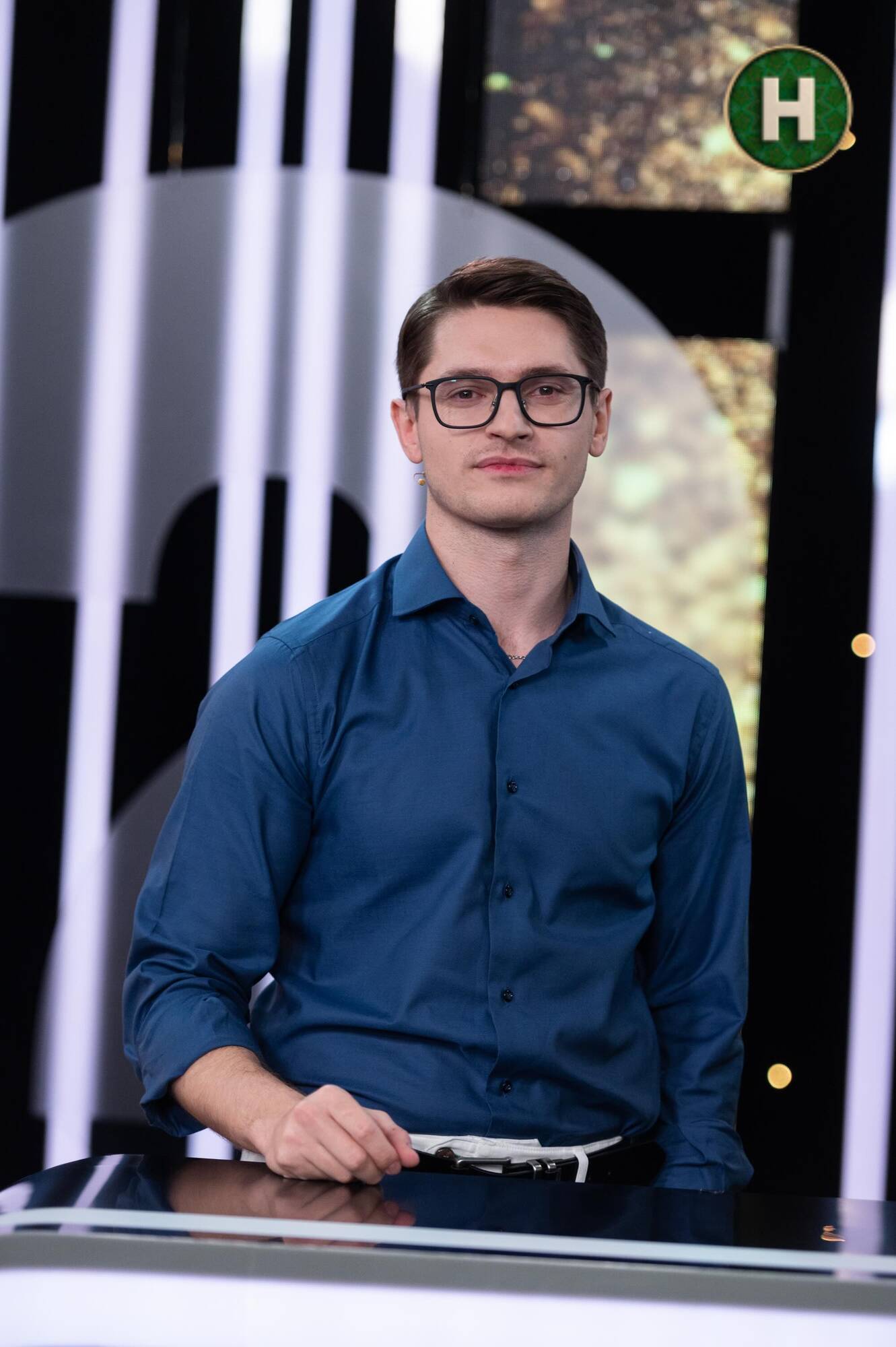 Евгений Лесничий в синей рубашке