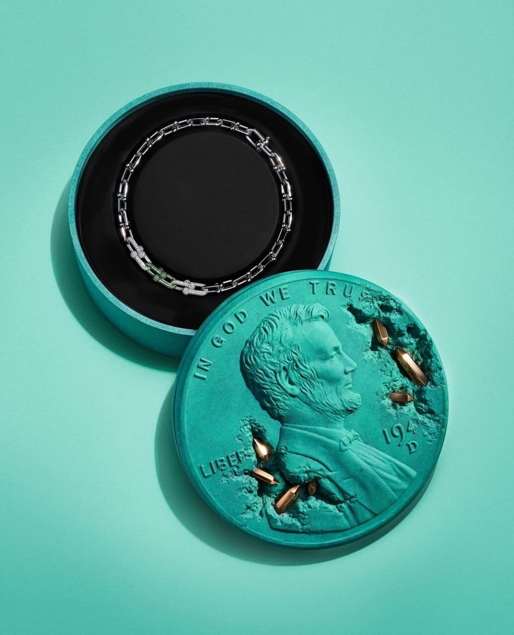 Дэниел Аршам и Tiffany & Co. создали новую коллекцию, спрятав ювелирные изделия в бронзовых монетах.