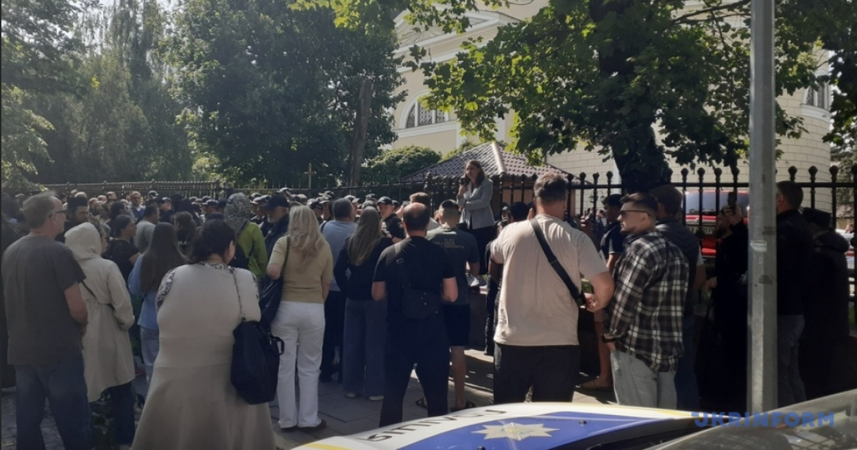 У центрі Чернівців стався конфлікт між вірянами української та московської церков: залучено поліцію