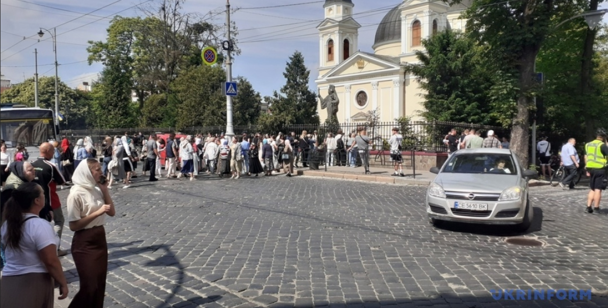 У центрі Чернівців стався конфлікт між вірянами української та московської церков: залучено поліцію